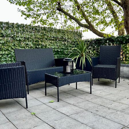 Stylish One-Bedroom Rental With Private Patio In Zone 2 London Eksteriør bilde