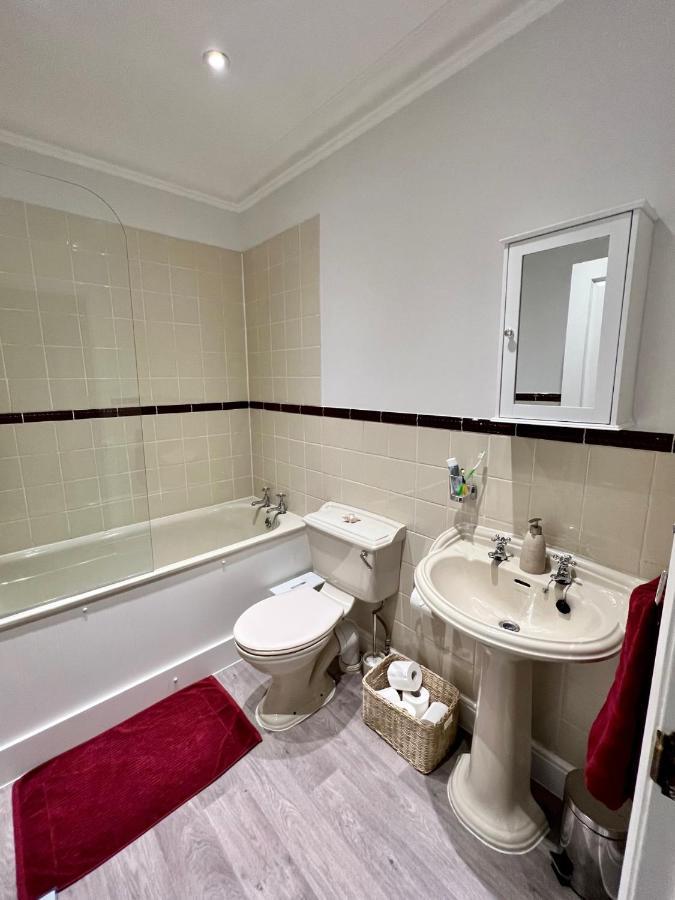 Stylish One-Bedroom Rental With Private Patio In Zone 2 London Eksteriør bilde