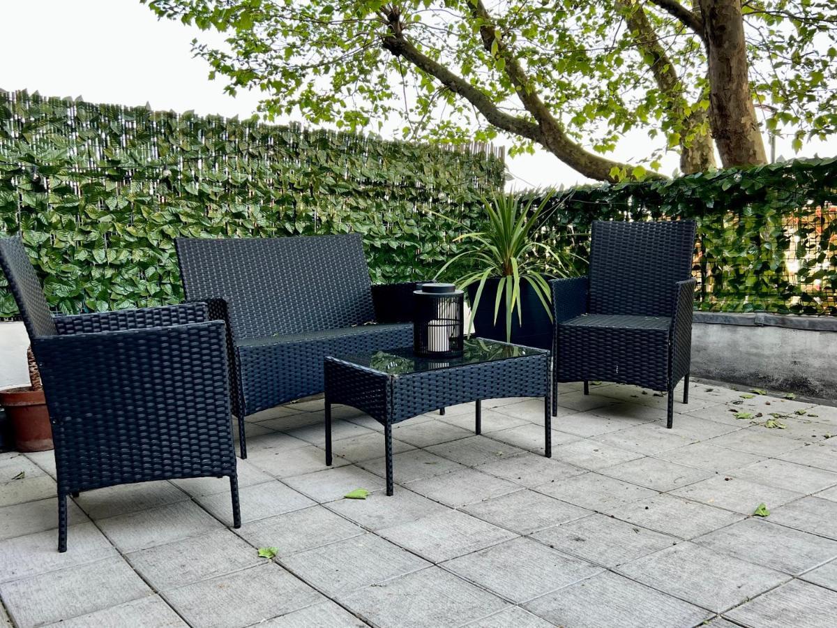 Stylish One-Bedroom Rental With Private Patio In Zone 2 London Eksteriør bilde
