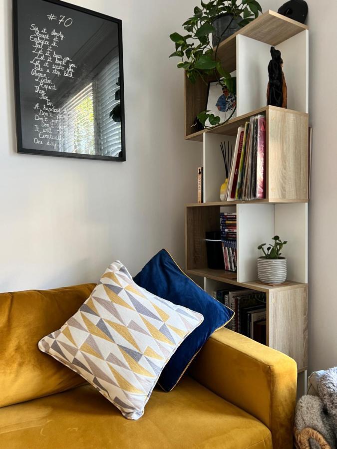 Stylish One-Bedroom Rental With Private Patio In Zone 2 London Eksteriør bilde