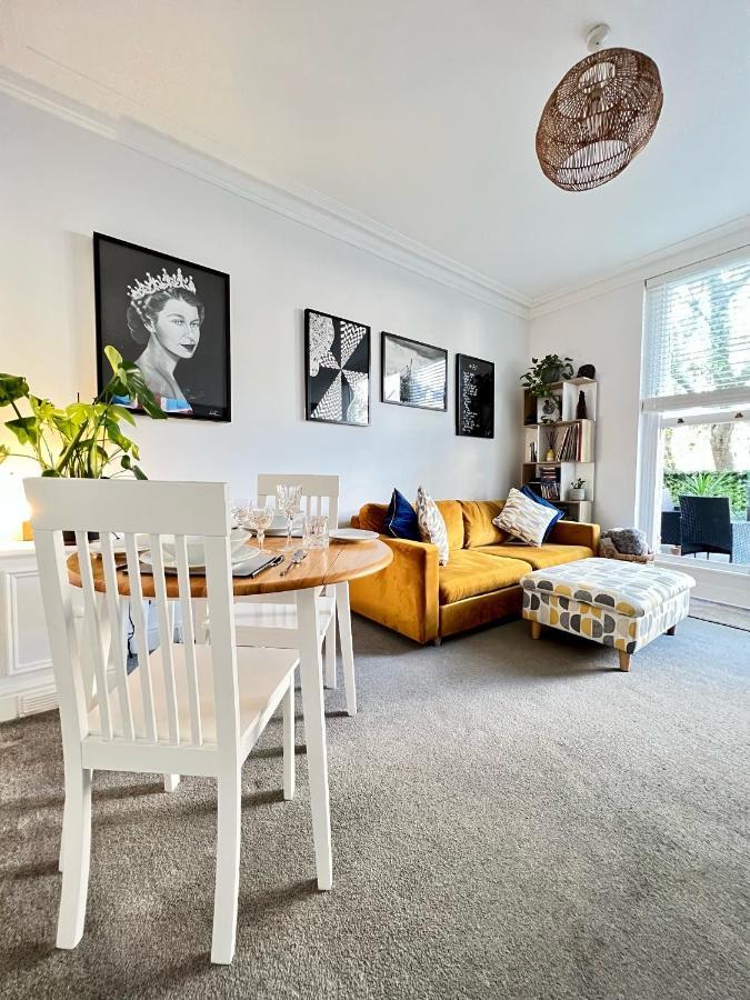 Stylish One-Bedroom Rental With Private Patio In Zone 2 London Eksteriør bilde