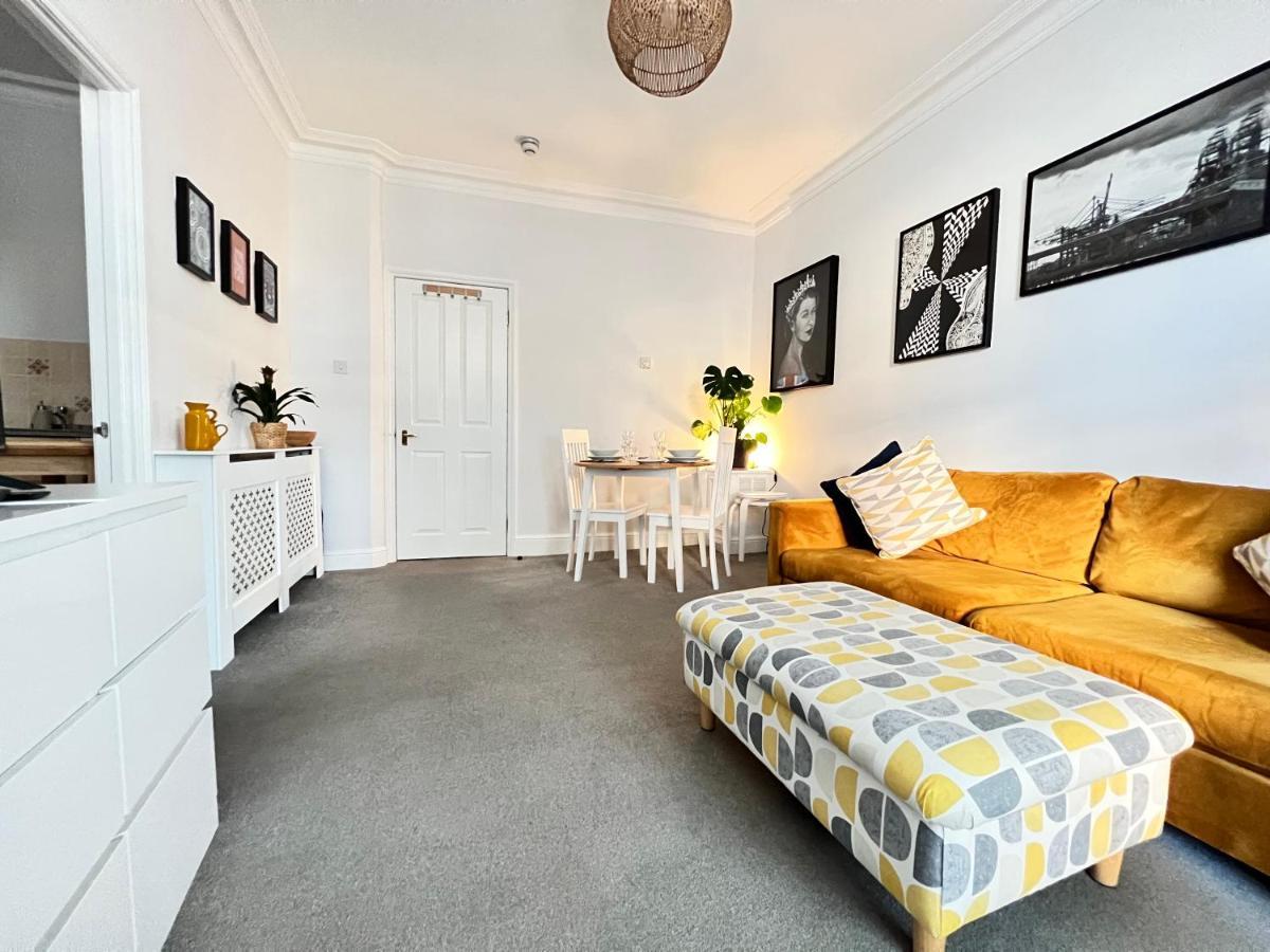 Stylish One-Bedroom Rental With Private Patio In Zone 2 London Eksteriør bilde